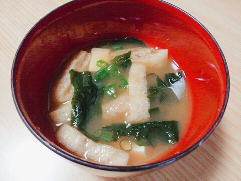 豆腐と油揚げとわかめと小ねぎの味噌汁